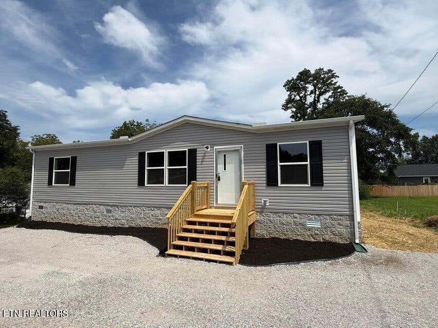 Photo of 208 Garrett St, Jamestown, TN 38556 (MLS # 1352890)