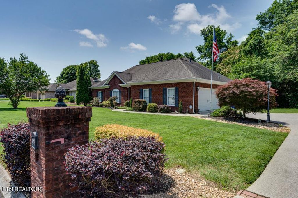 Photo of 425 Mariner Point Drive, Clinton, TN 37716 (MLS # 1304295)