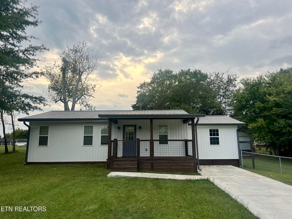 Photo of 409 Greenwood Circle, Madisonville, TN 37354 (MLS # 1277916)