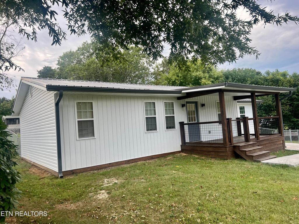 Photo of 409 Greenwood Circle, Madisonville, TN 37354 (MLS # 1277916)
