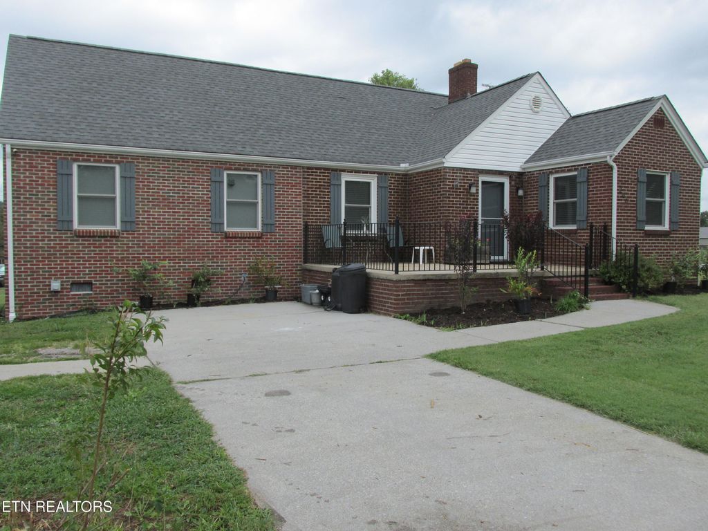 Photo of 300 Tennessee Ave, Greenback, TN 37742 (MLS # 1314297)