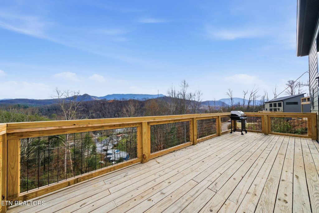 Photo of 650 Ridge Top Loop, Gatlinburg, TN 37738 (MLS # 1323200)