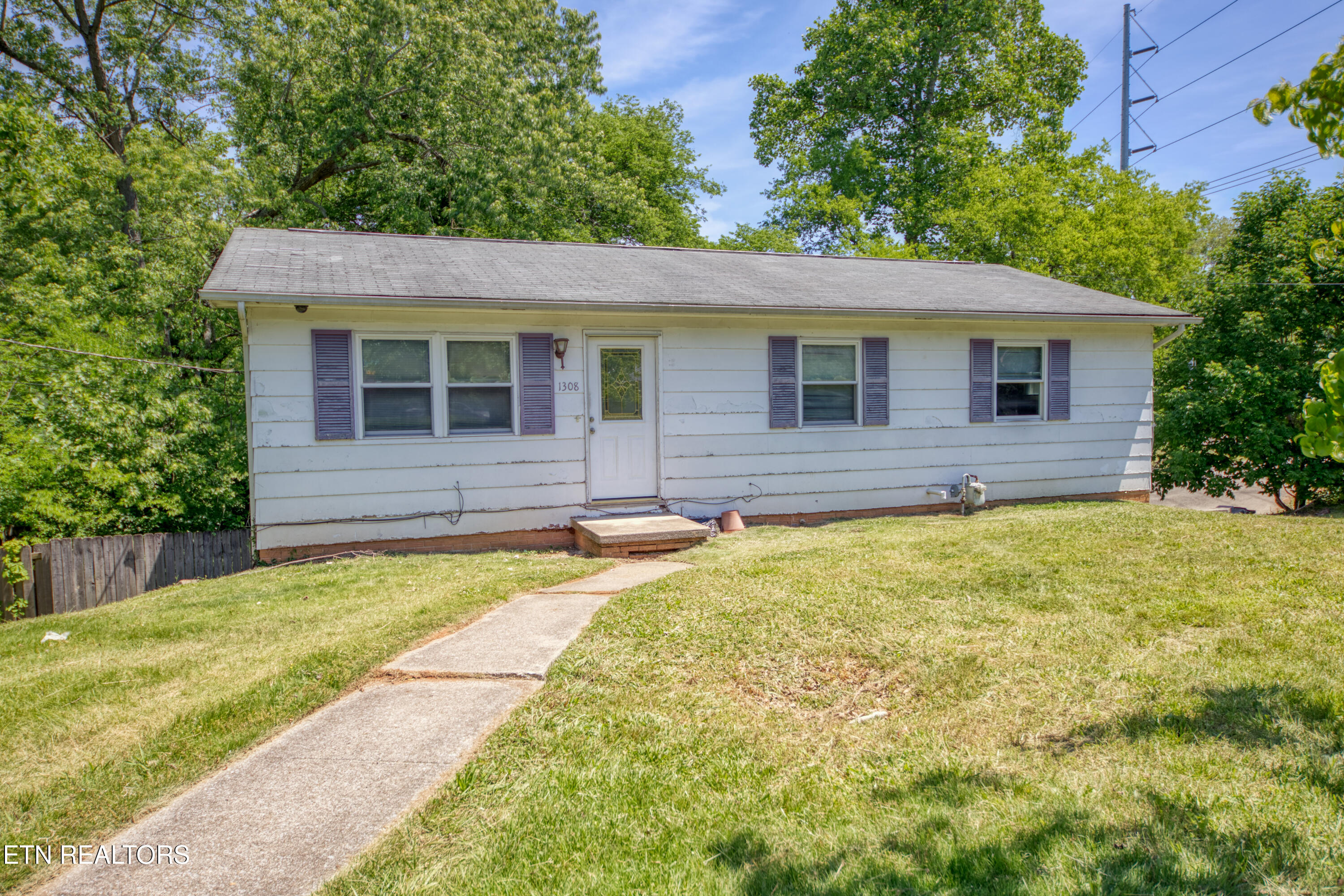 1308 Knollwood Circle