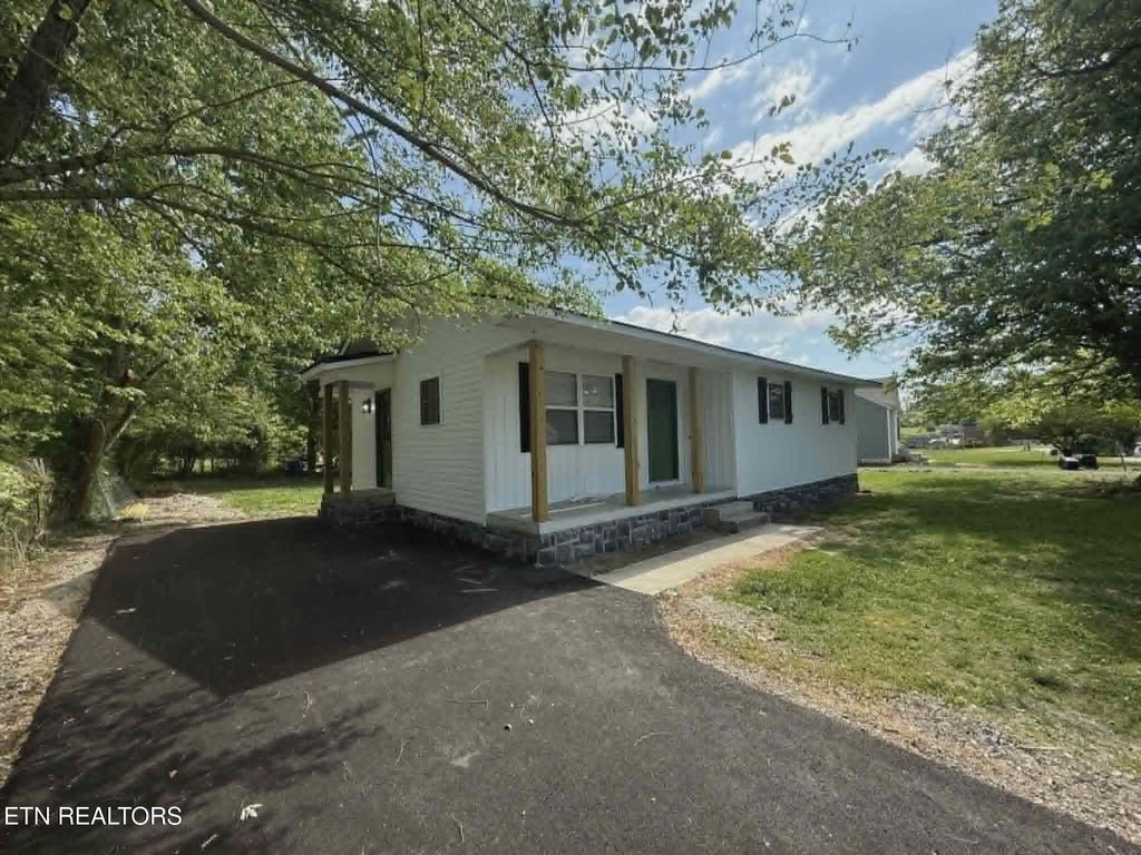 Photo of 507 W 4th St, LaFollette, TN 37766 (MLS # 1340777)