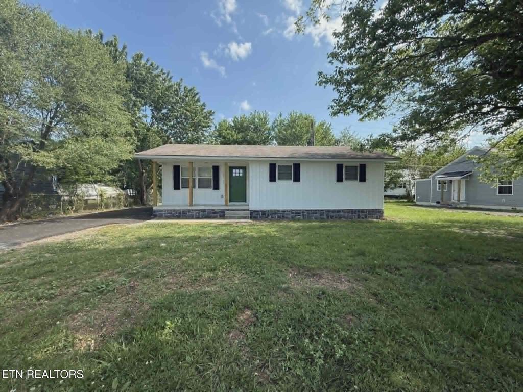 Photo of 507 W 4th St, LaFollette, TN 37766 (MLS # 1340777)