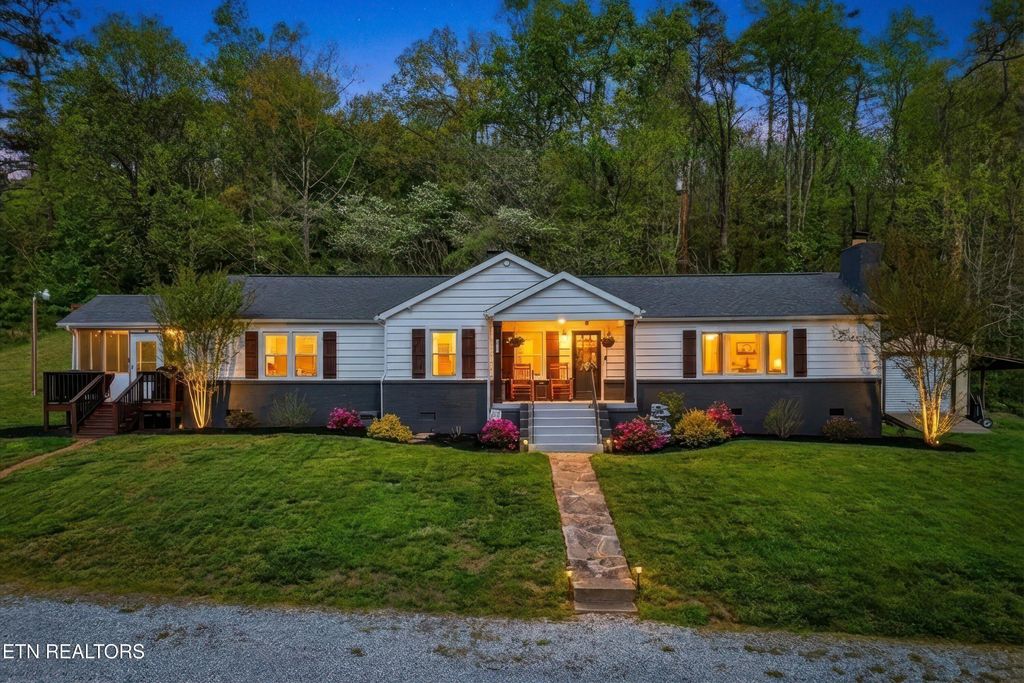 Photo of 224 W Millers Cove Rd, Walland, TN 37886 (MLS # 1336893)