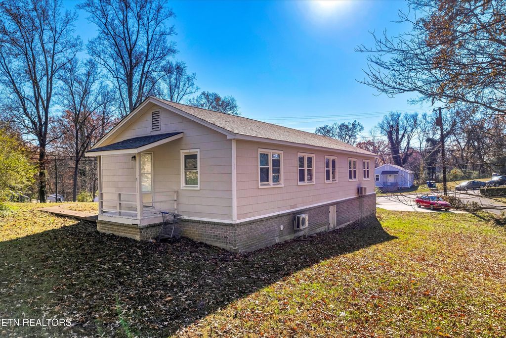 Photo of 558560 W Outer Drive, Oak Ridge, TN 37830 (MLS # 1319382)