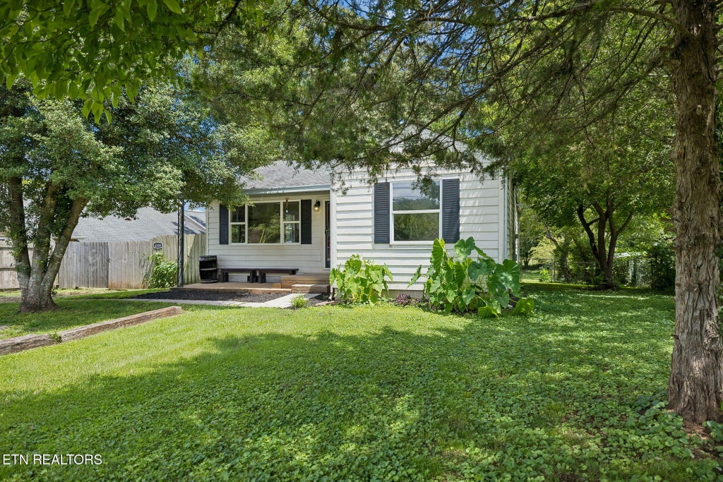 Photo of 4300 Woodlawn Pike, Knoxville, TN 37920 (MLS # 1350720)