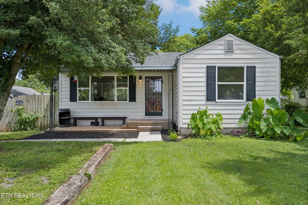 Photo of 4300 Woodlawn Pike, Knoxville, TN 37920 (MLS # 1350720)