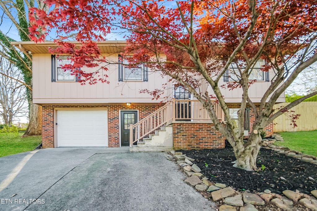 Photo of 1904 Highland Rd, Maryville, TN 37801 (MLS # 1312231)