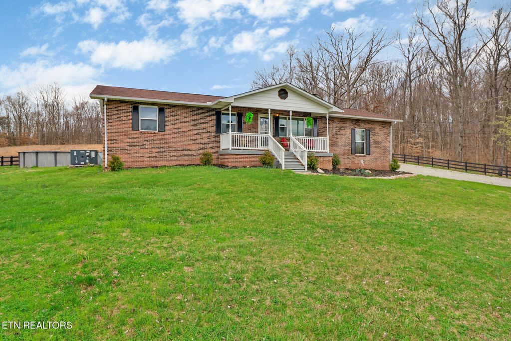 Photo of 635 McGhee St, Jamestown, TN 38556 (MLS # 1332391)