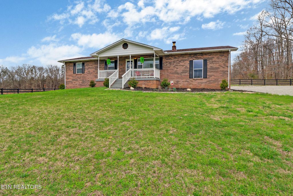 Photo of 635 McGhee St, Jamestown, TN 38556 (MLS # 1332391)