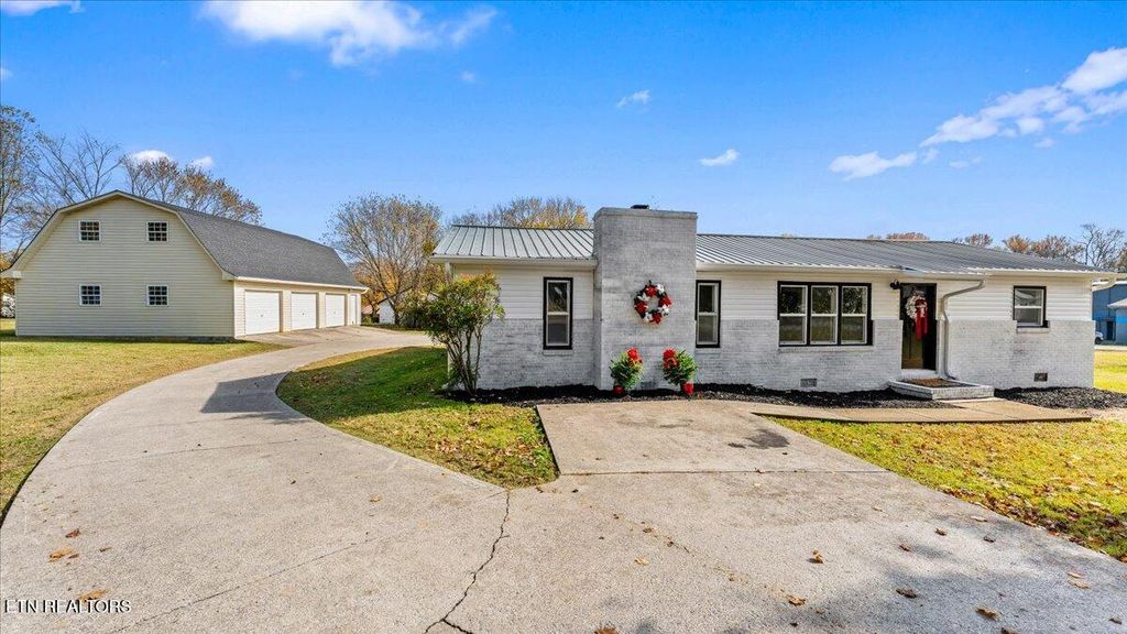 Photo of 326 Greenwood Circle, Madisonville, TN 37354 (MLS # 1321365)