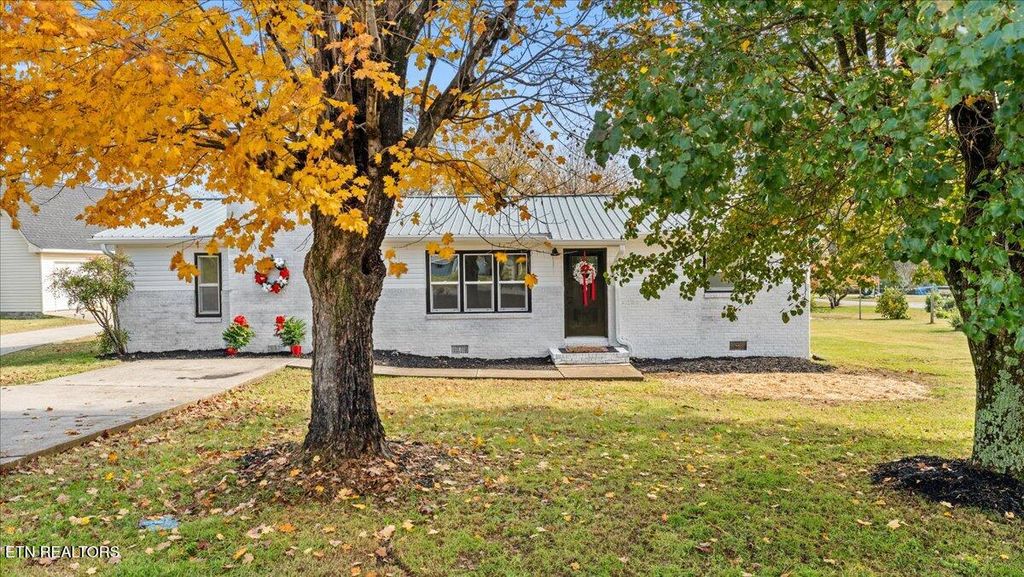 Photo of 326 Greenwood Circle, Madisonville, TN 37354 (MLS # 1321365)