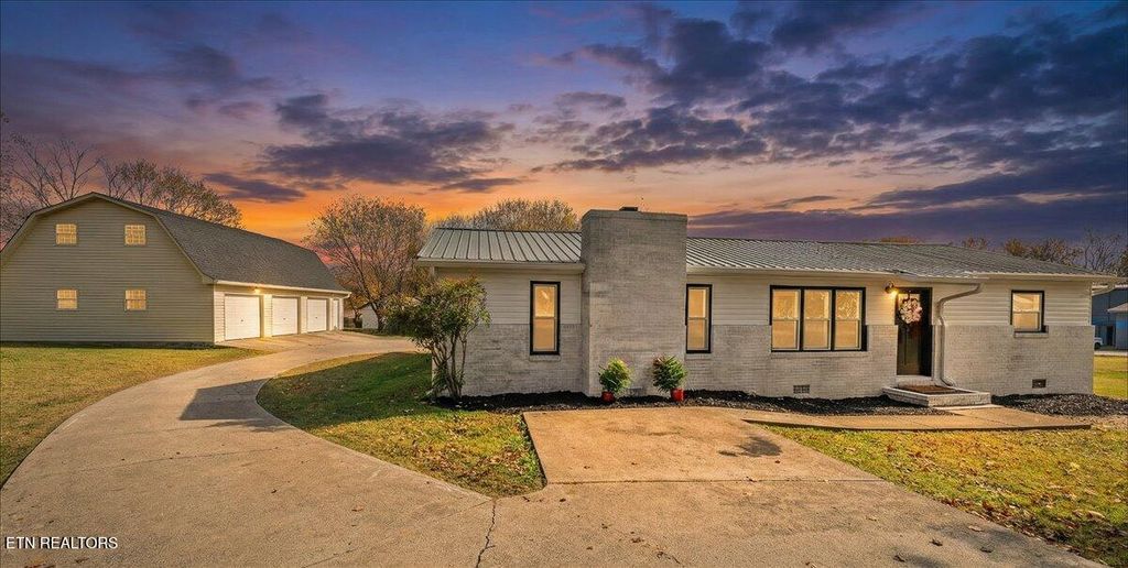 Photo of 326 Greenwood Circle, Madisonville, TN 37354 (MLS # 1321365)