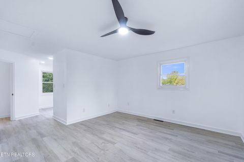 Tiny photo for 140 Charles Place, Harriman, TN 37748 (MLS # 1330163)