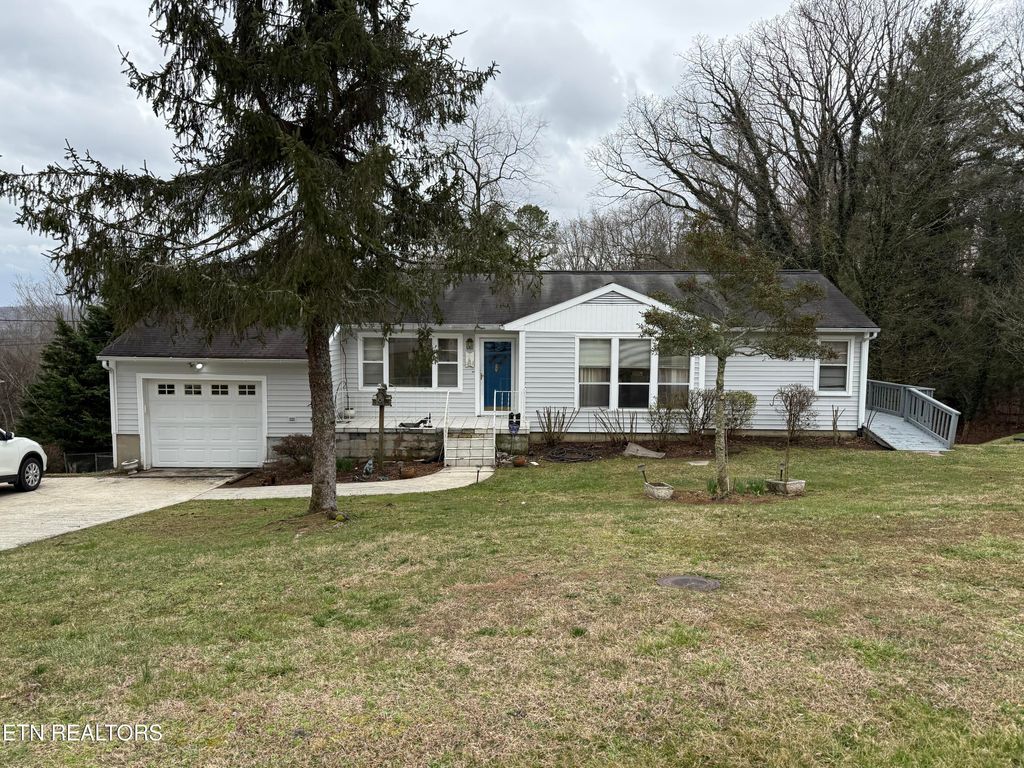 Photo of 400 W Ridgecrest Drive, Kingston, TN 37763 (MLS # 1293782)