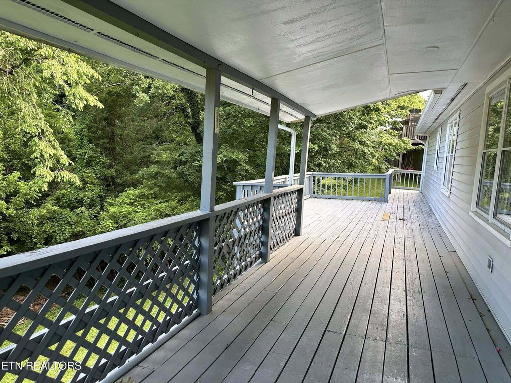 Photo of 400 W Ridgecrest Drive, Kingston, TN 37763 (MLS # 1293782)