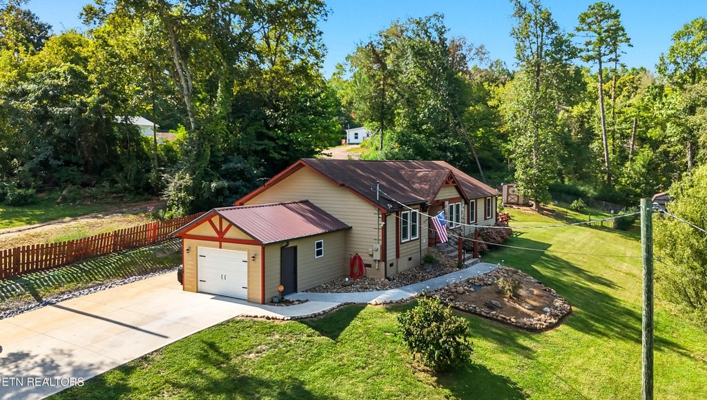 Photo of 103 Highland Ave, Clinton, TN 37716 (MLS # 1315104)