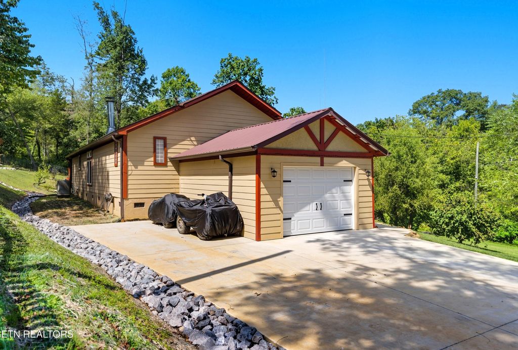 Photo of 103 Highland Ave, Clinton, TN 37716 (MLS # 1315104)