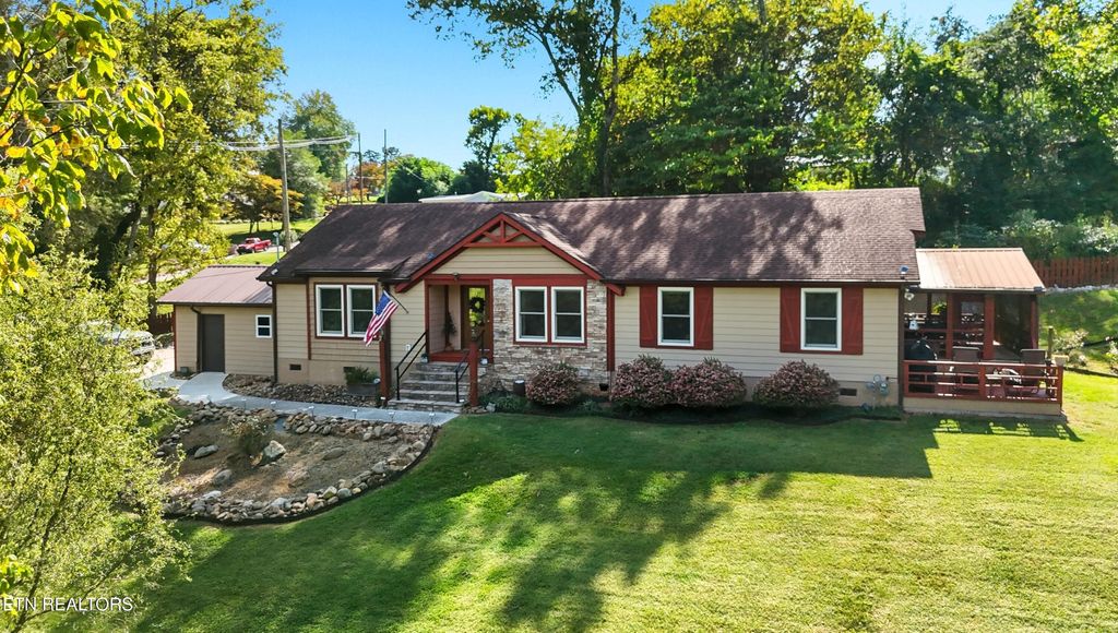 Photo of 103 Highland Ave, Clinton, TN 37716 (MLS # 1315104)