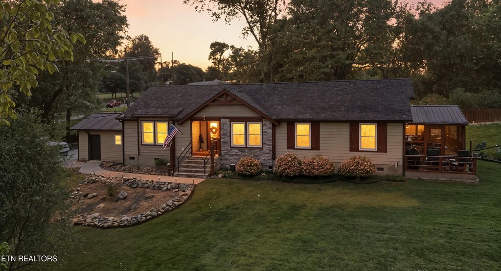Photo of 103 Highland Ave, Clinton, TN 37716 (MLS # 1315104)