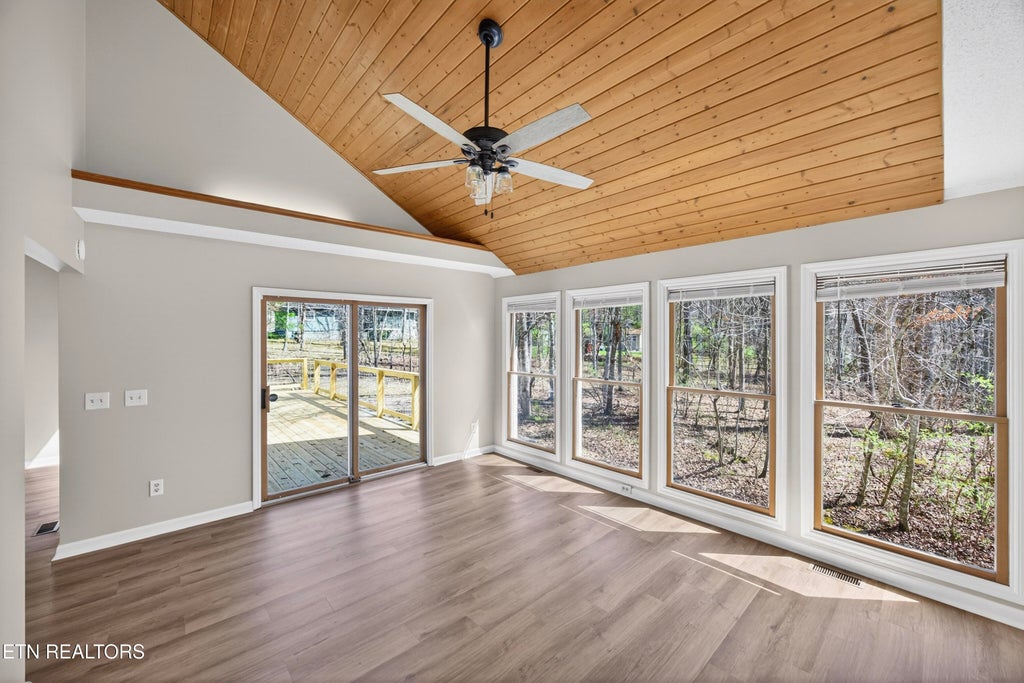 Photo of 204 Meadowview Drive, Crossville, TN 38558 (MLS # 1354192)