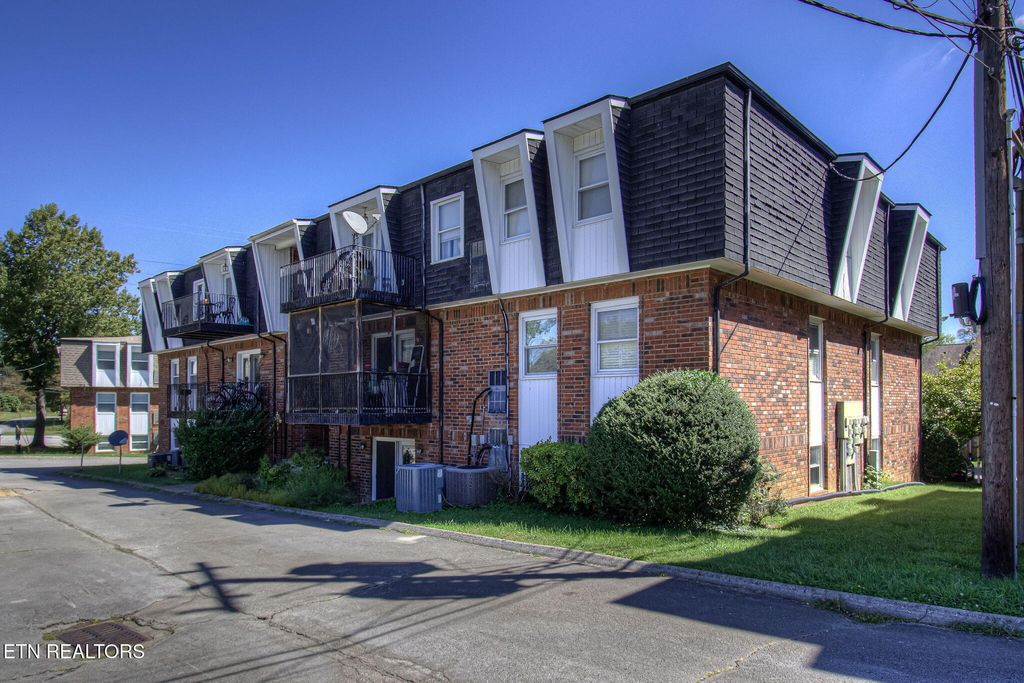 Photo of 1625 Woodrow Dr Dr #402, Knoxville, TN 37918 (MLS # 1317358)