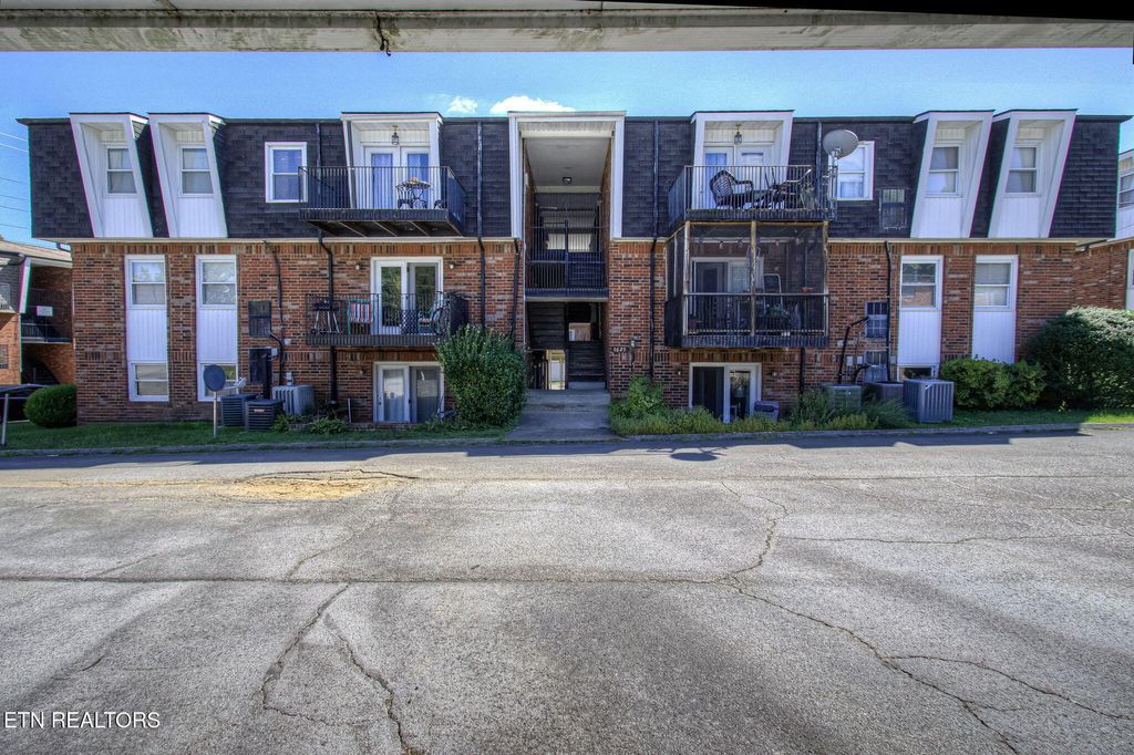 Photo of 1625 Woodrow Dr Dr #402, Knoxville, TN 37918 (MLS # 1317358)