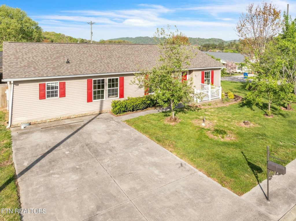 Photo of 902 Oak Village Court, Dandridge, TN 37725 (MLS # 1292159)