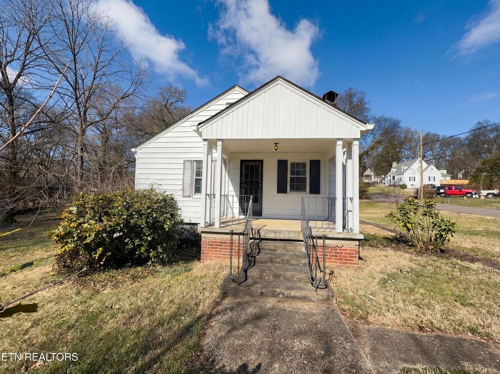 Photo of 5513 Lake Shore Drive, Knoxville, TN 37920 (MLS # 1331173)