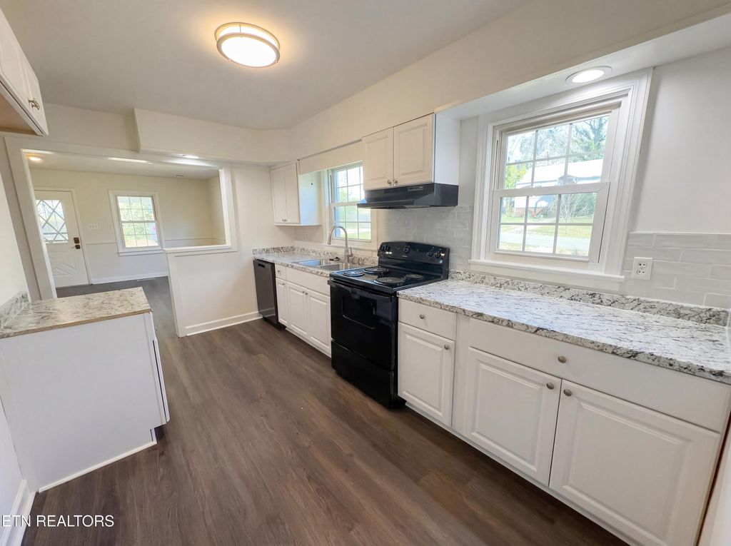 Photo of 5513 Lake Shore Drive, Knoxville, TN 37920 (MLS # 1331173)