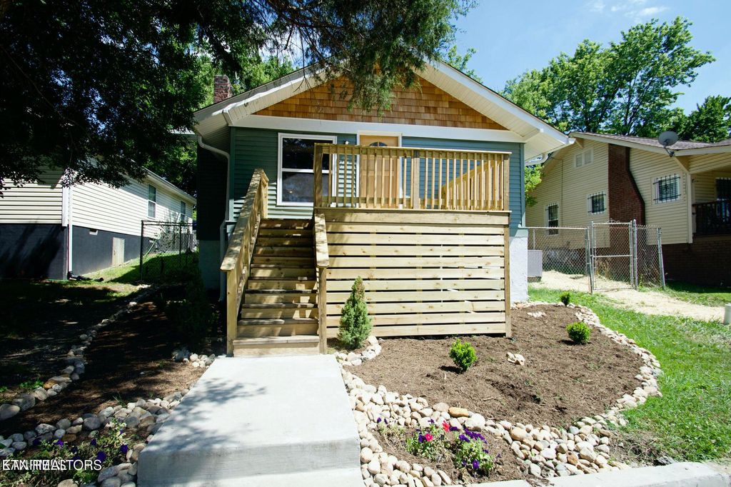 Photo of 2404 Jefferson Ave, Knoxville, TN 37917 (MLS # 1321409)