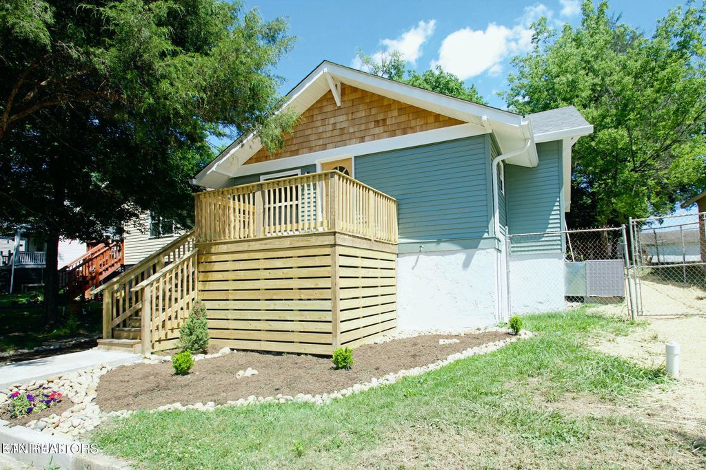 Photo of 2404 Jefferson Ave, Knoxville, TN 37917 (MLS # 1321409)