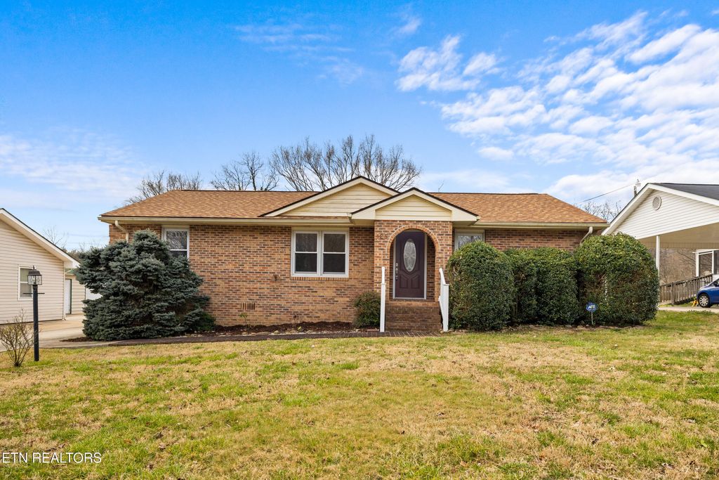 Photo of 125 Howard Ave, Harriman, TN 37748 (MLS # 1292701)
