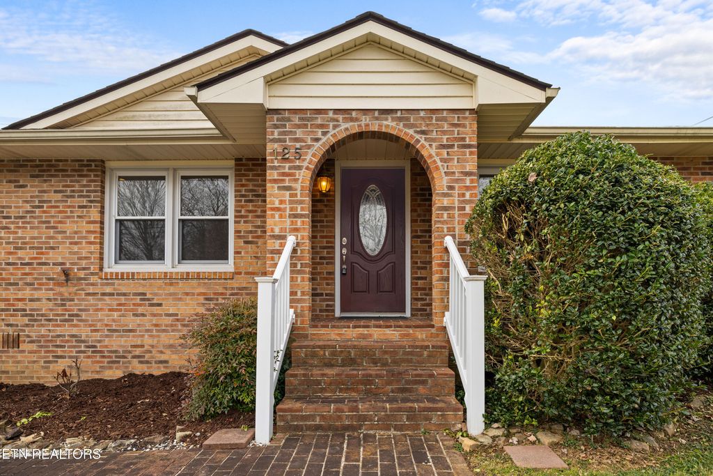 Photo of 125 Howard Ave, Harriman, TN 37748 (MLS # 1292701)