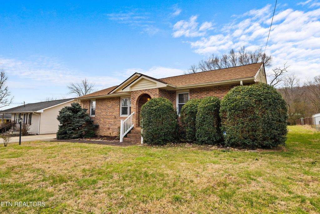 Photo of 125 Howard Ave, Harriman, TN 37748 (MLS # 1292701)