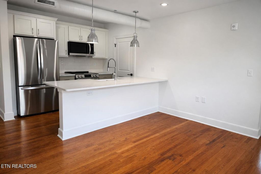 Photo of 2724 E Magnolia Ave #302, Knoxville, TN 37914 (MLS # 1333497)