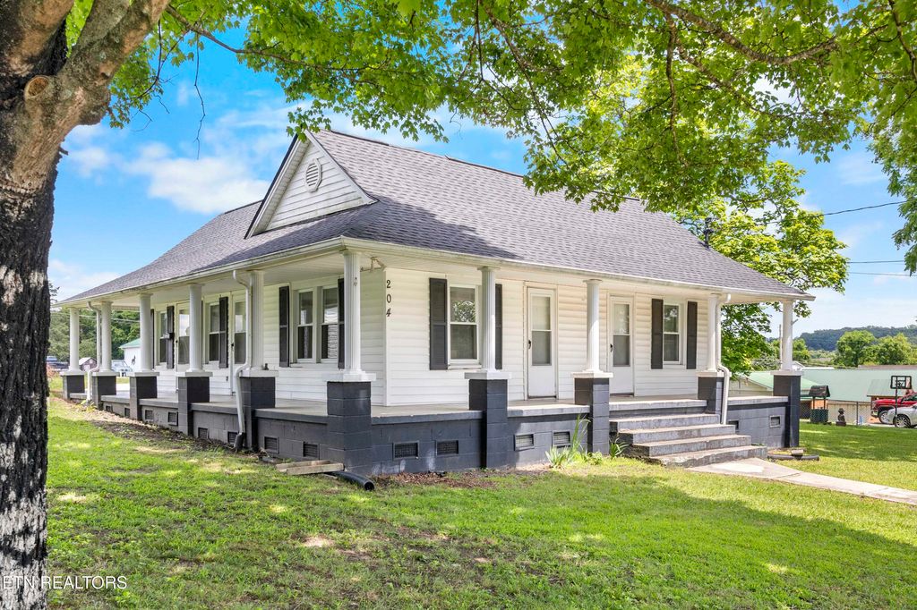 Photo of 204 Queener St, Jacksboro, TN 37757 (MLS # 1305739)