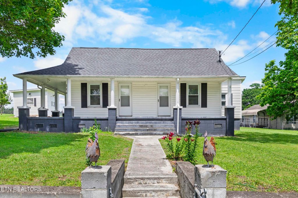 Photo of 204 Queener St, Jacksboro, TN 37757 (MLS # 1305739)
