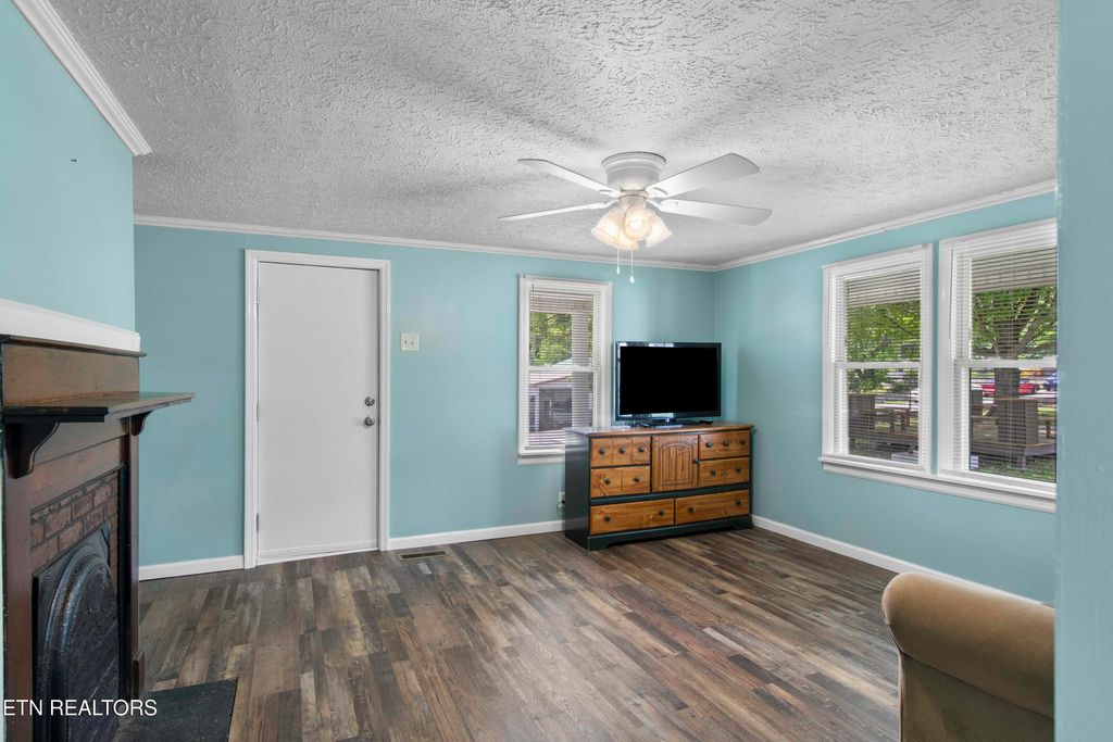 Photo of 204 Queener St, Jacksboro, TN 37757 (MLS # 1305739)