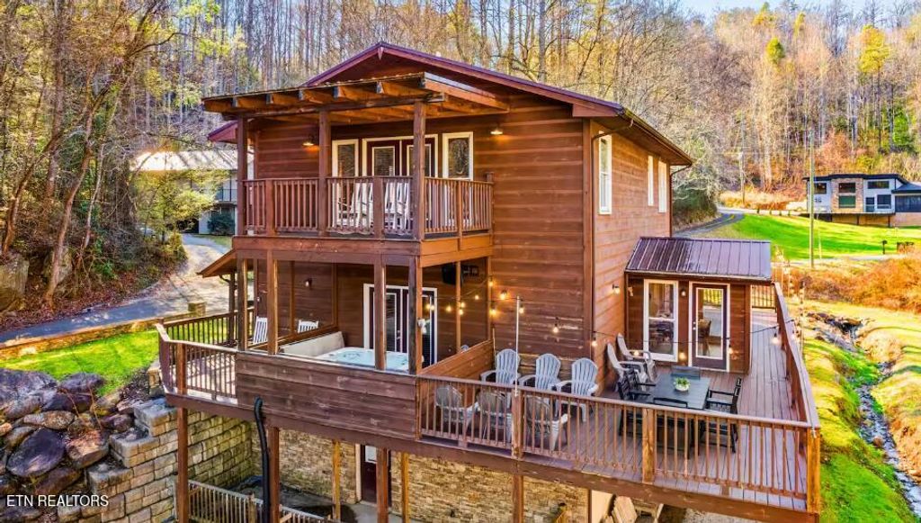 Photo of 346 Autumn Lane, Gatlinburg, TN 37738 (MLS # 1325080)