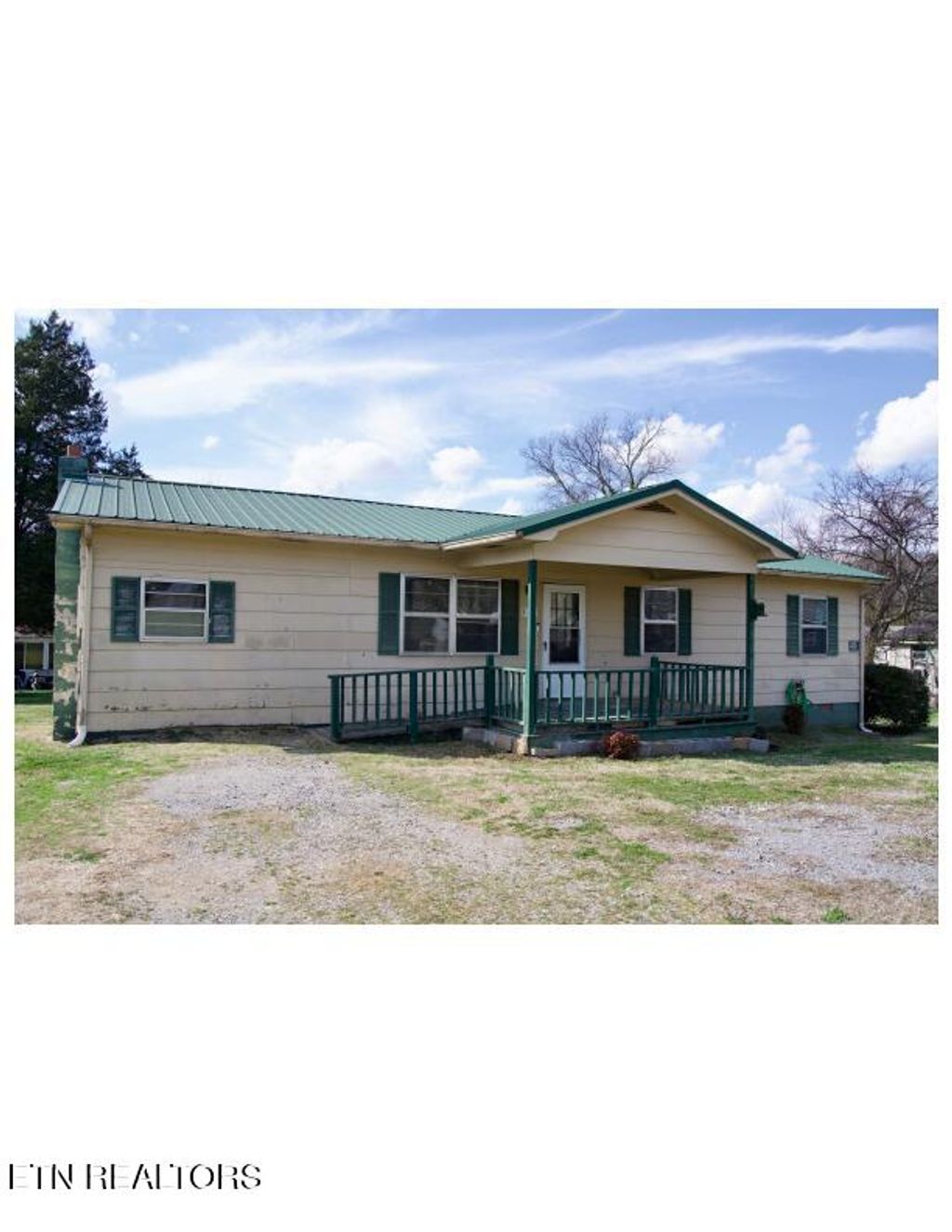 Photo of 105 Patton St, Sweetwater, TN 37874 (MLS # 1332046)