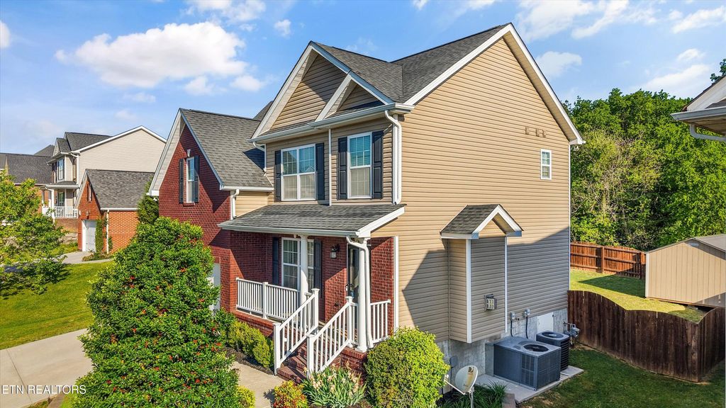 Photo of 1729 Point Wood Drive, Knoxville, TN 37920 (MLS # 1337457)