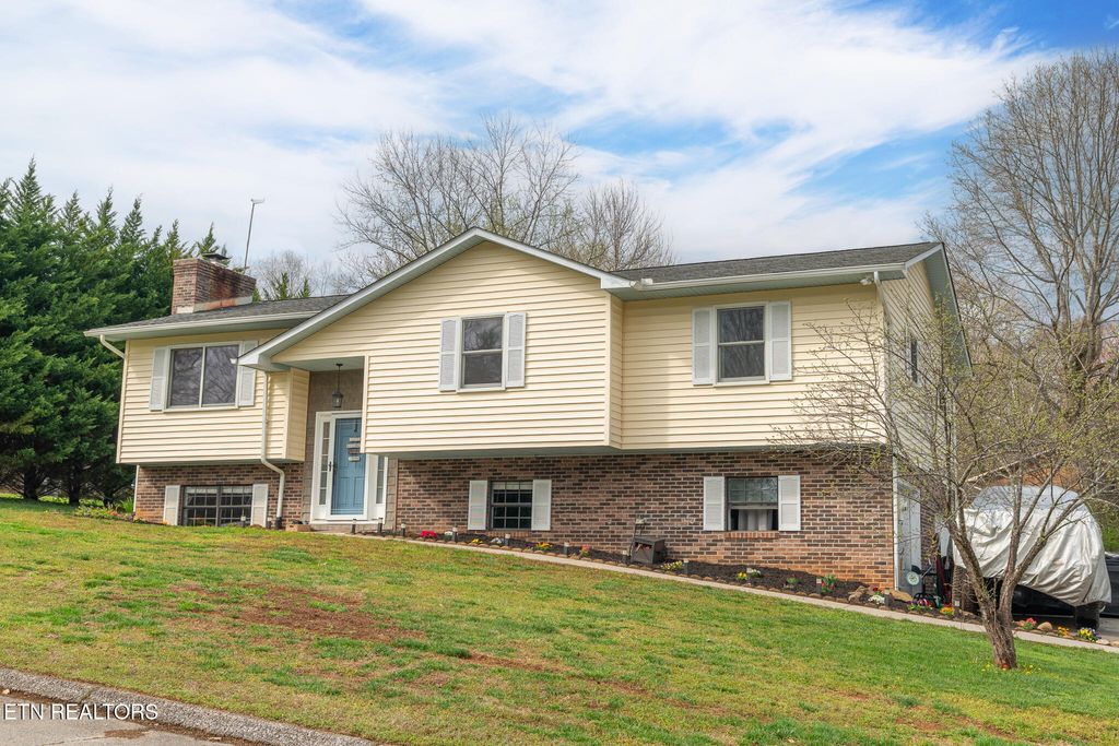 Photo of 3102 Fairoaks Drive, Maryville, TN 37803 (MLS # 1332278)