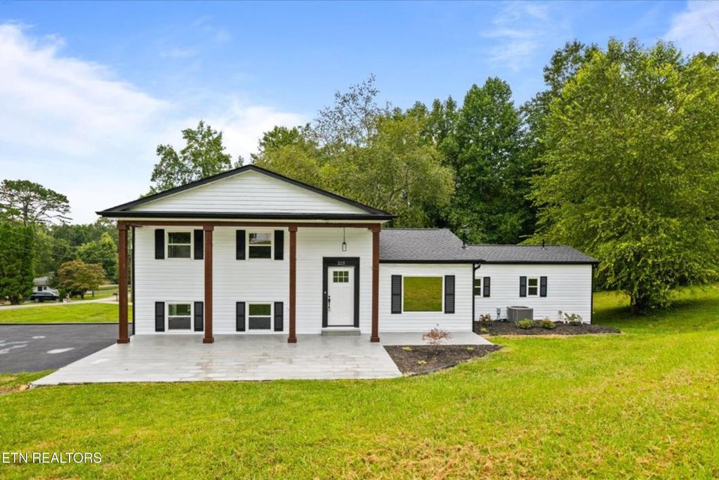 Photo of 219 Reba Ave, Harriman, TN 37748 (MLS # 1314414)