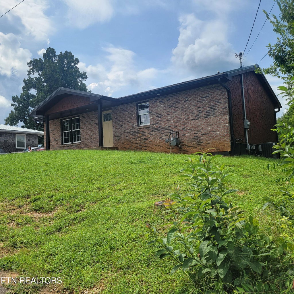 Photo of 709 8th St, Newport, TN 37821 (MLS # 1352320)