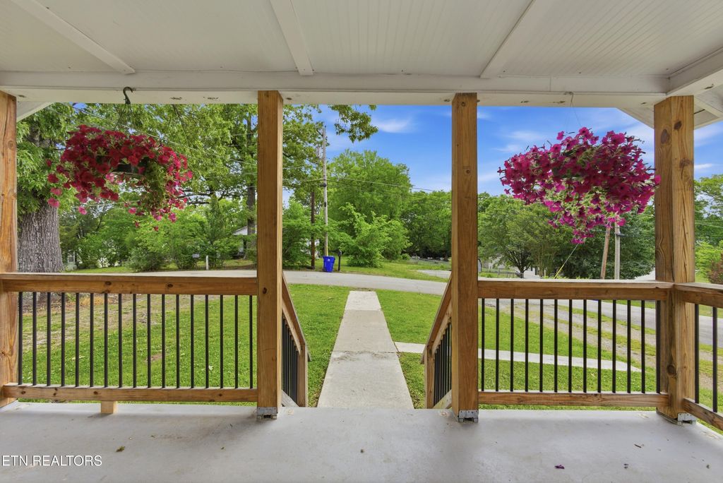 Photo of 118 Woody Ave, Harriman, TN 37748 (MLS # 1340209)