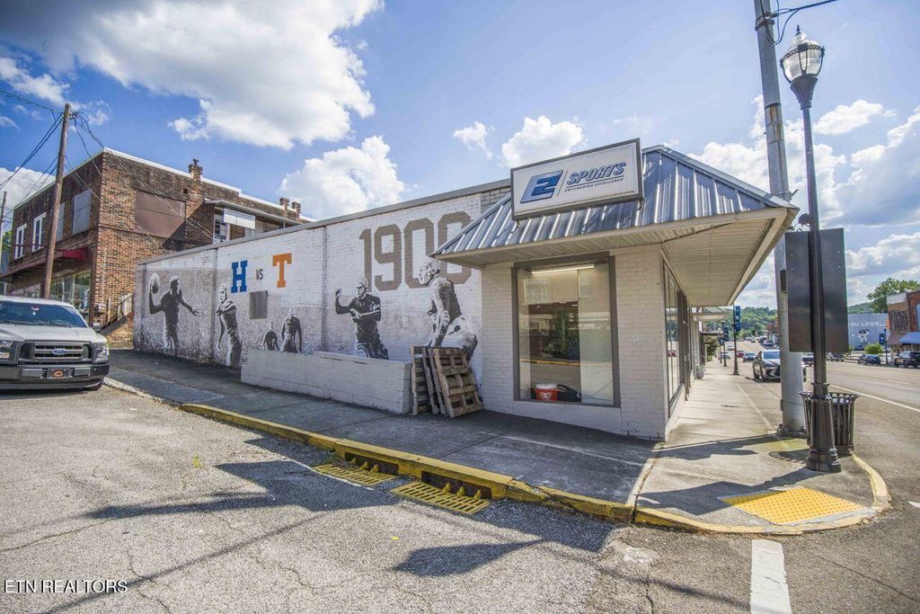 Photo of 430 N Roane St, Harriman, TN 37748 (MLS # 1318834)