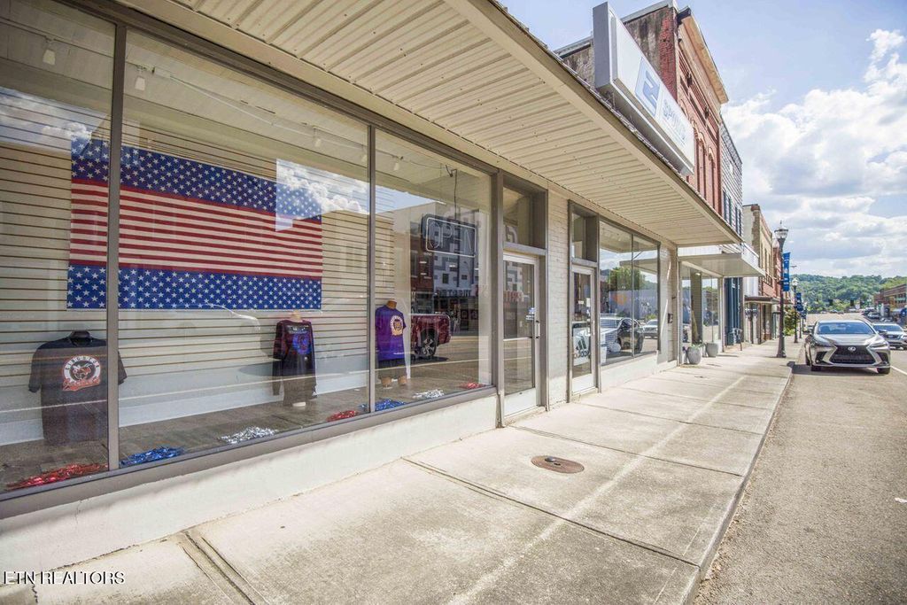 Photo of 430 N Roane St, Harriman, TN 37748 (MLS # 1318834)